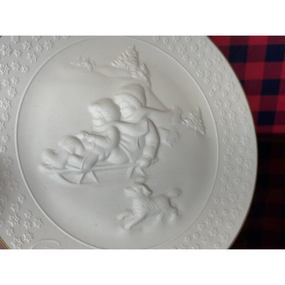 Vintage 1985 Avon A Child's Christmas White Porcelain Raised Relief 8" dia Plate - Picture 3 of 7